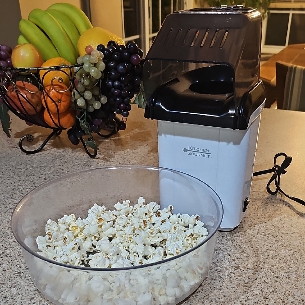 Black and White Popcorn Maker